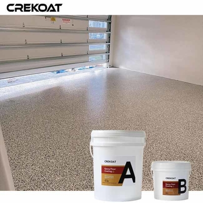 Grauer Epoxidboden mit Flakes bietet ein modernes poliertes Aussehen