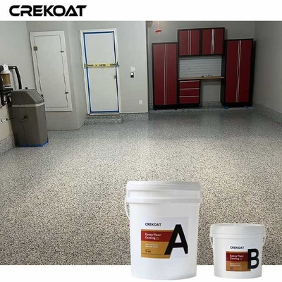Grauer Epoxidboden mit Flakes bietet ein modernes poliertes Aussehen